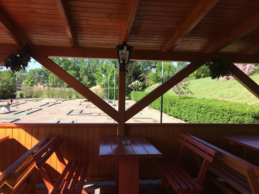Golf Etterem Es Panzio Hotel Kaposvar Luaran gambar