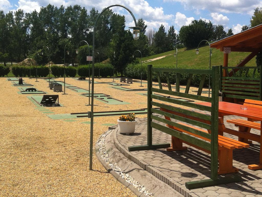 Golf Etterem Es Panzio Hotel Kaposvar Luaran gambar